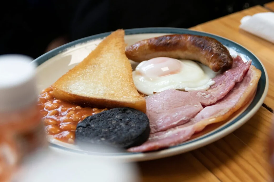 Man fries an egg in the sun as UK heatwave takes over