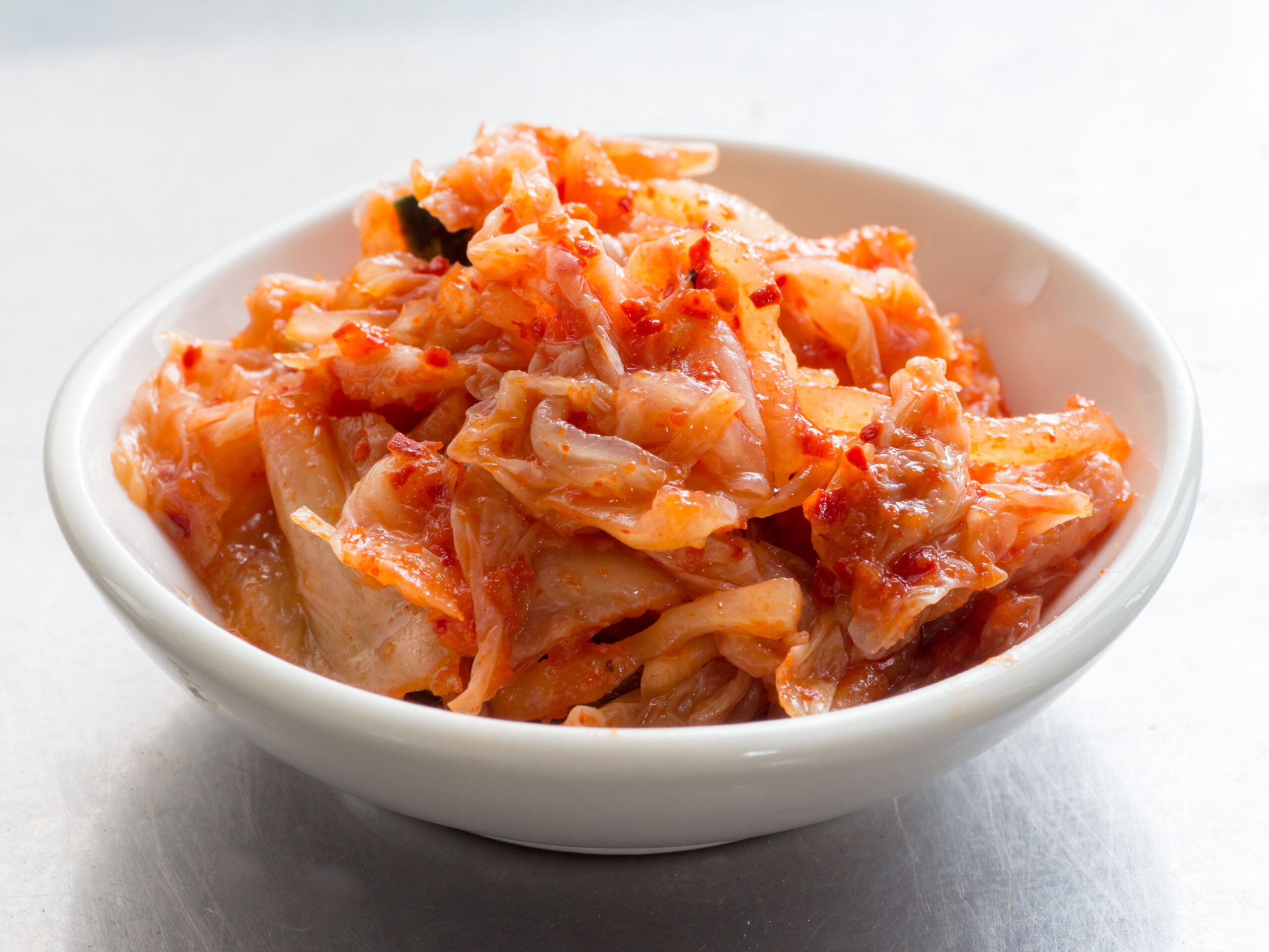 what is kimchi made of and what do you eat kimchi with?