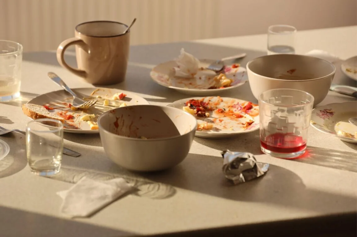 Diner divides opinion by clearing table so server doesn’t have to