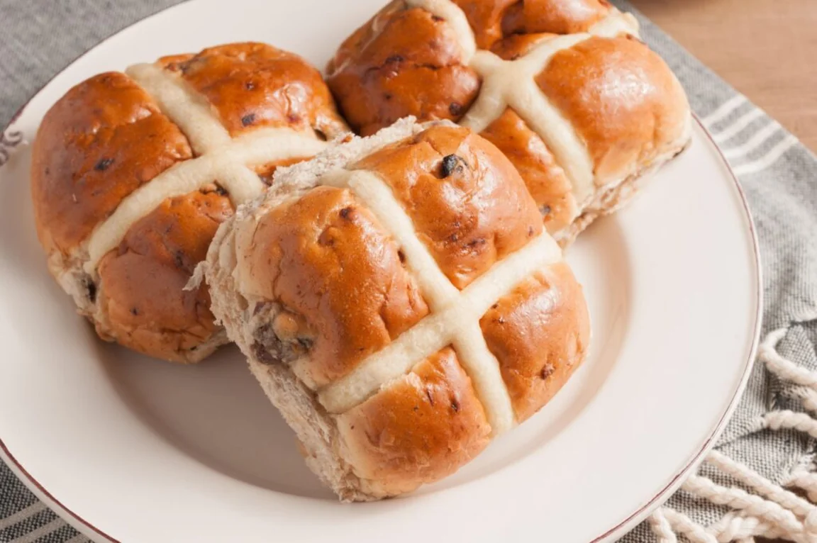 Hot Cross Bun chips are the Easter food trend everyone’s obsessed with