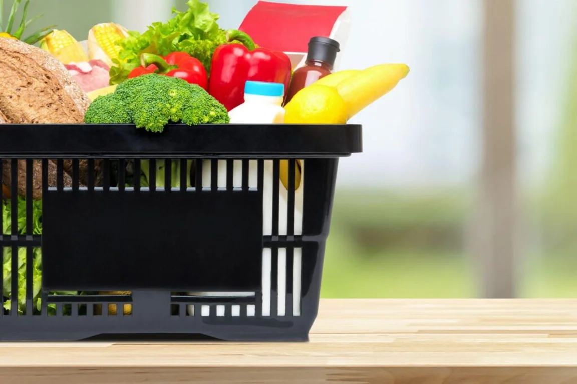 TikToker divides opinion as she cries after stranger refuses her offer to pay for their groceries