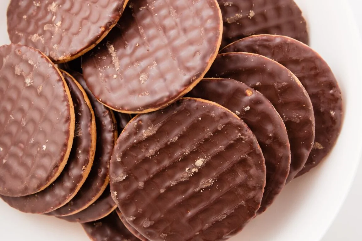 People are debating which side is the top of a chocolate digestive