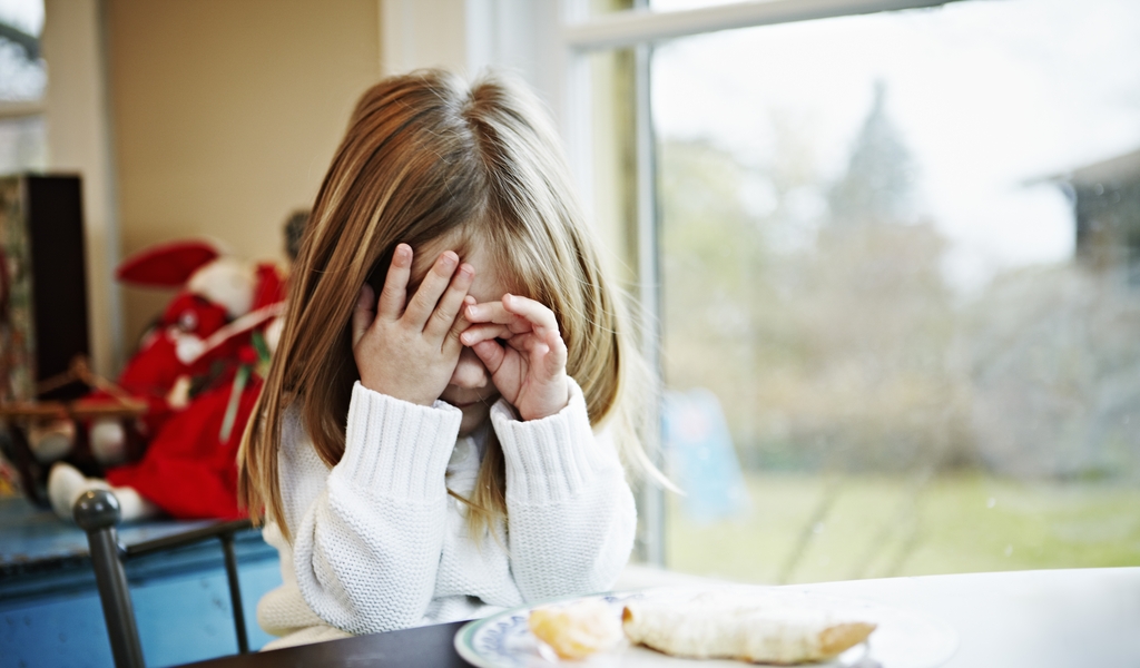 family kicked out cafe crying children 