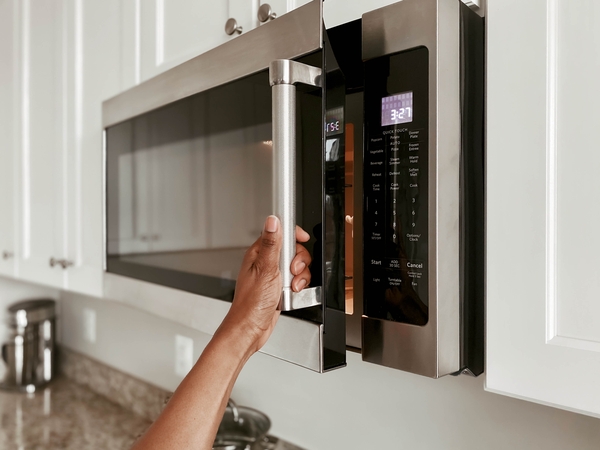 Experts issue warning about microwaves as new study reveals how dirty they are