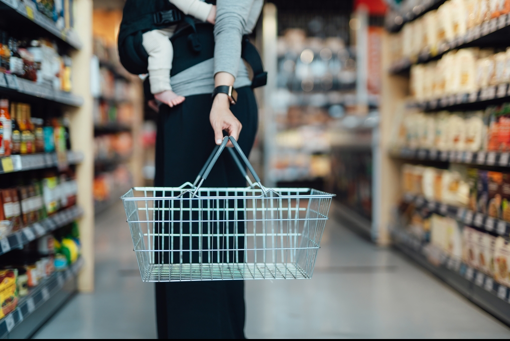 tiktok mum kid eating supermarket