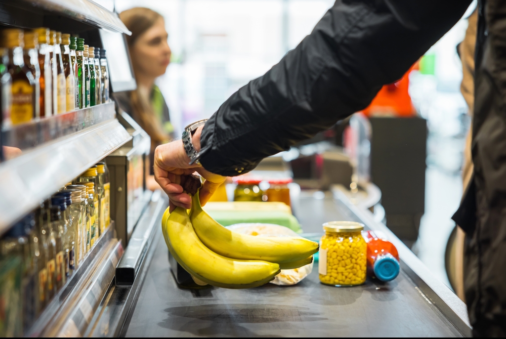 tiktok mum kid eating supermarket