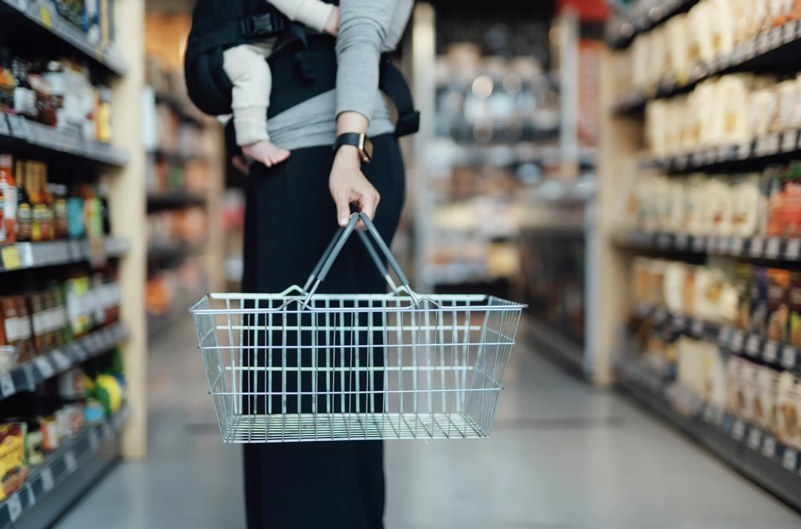 Mum sparks debate after allowing kid to open food and eat it while shopping