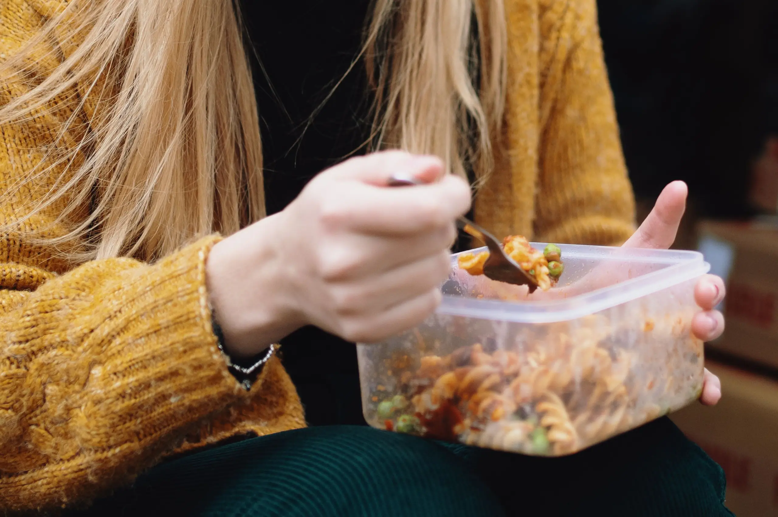 TikToker sparks debate after revealing she brings her own food to restaurants due to allergies