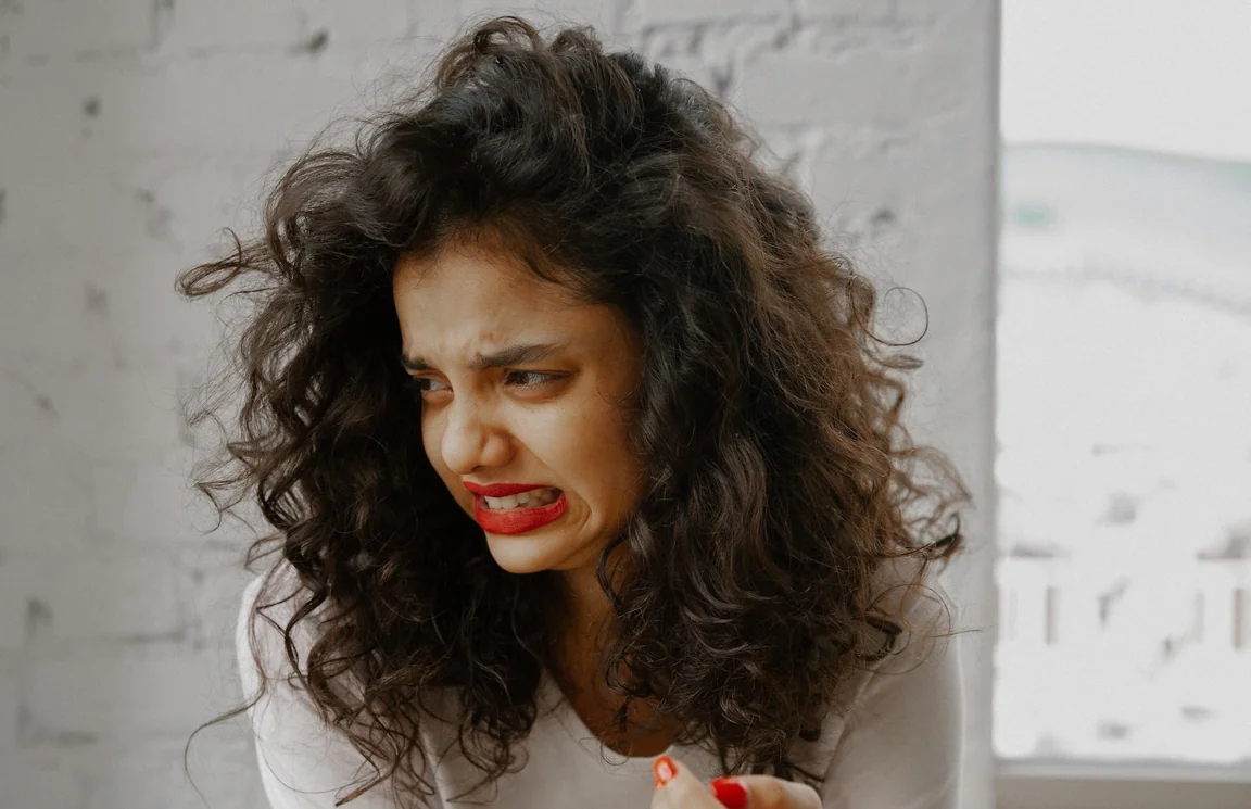 The ‘worst account on Twitter’ shows pictures of people gripping food as hard as they can