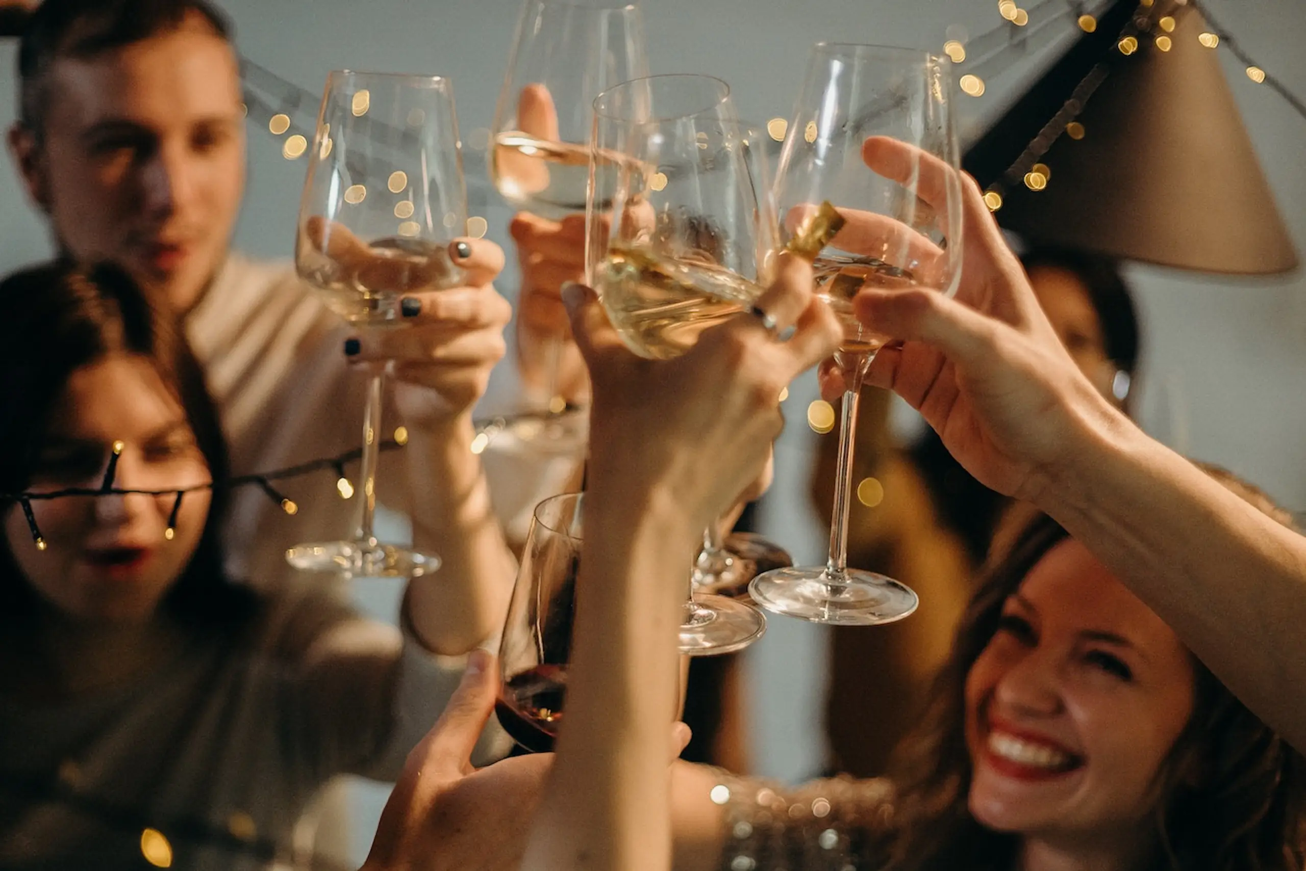 This is how you open champagne bottles without them exploding everywhere
