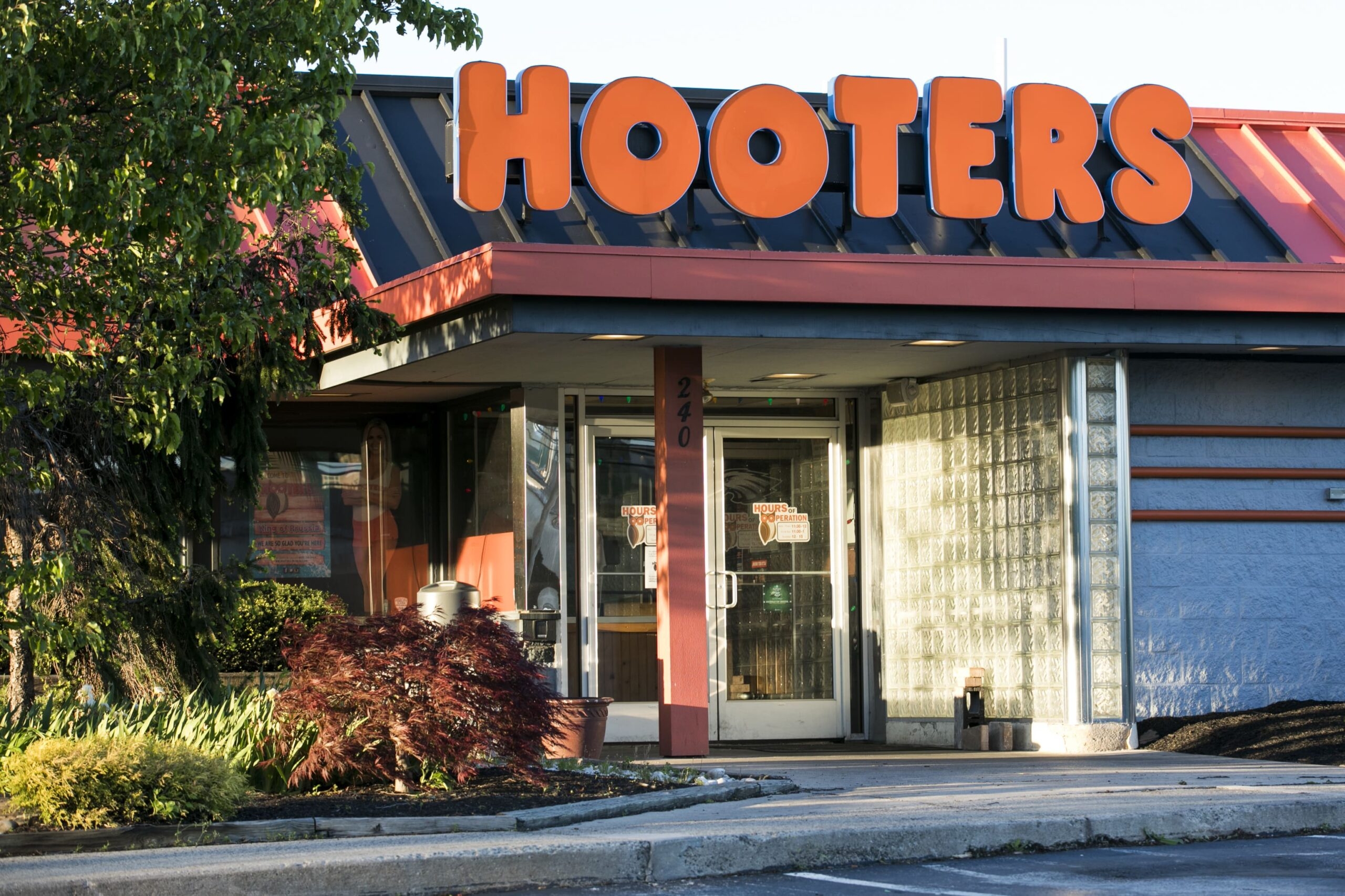 free wings Hooters Valentine's Day