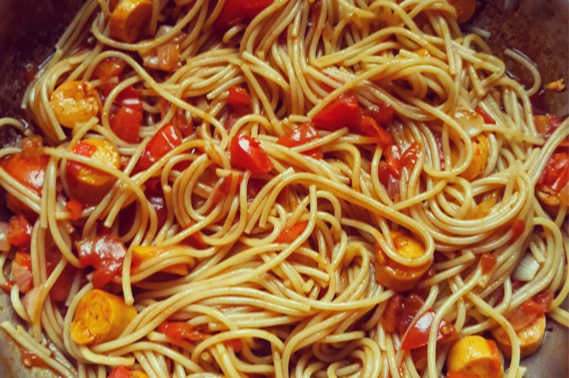 Mum divides opinion by serving ‘messy dinner’ straight onto the table