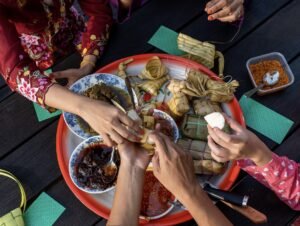 eating with hands malay